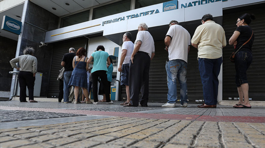Ουρές στις κλειστές τράπεζες το 2015 