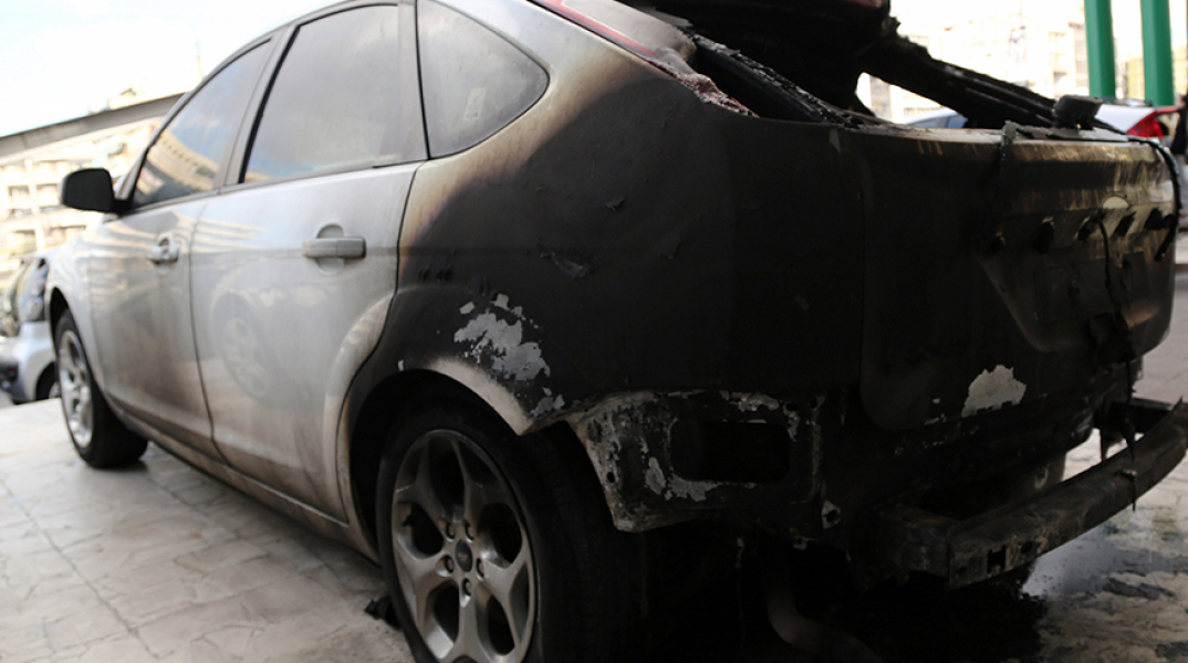 Καμένα αυτοκίνητα στο Κολωνάκι