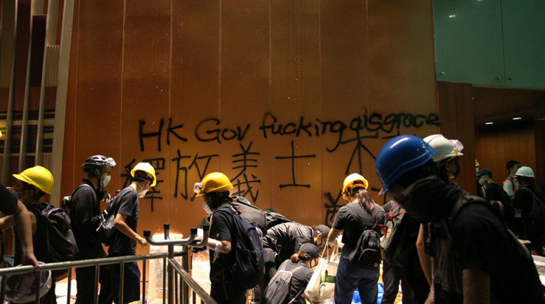 Διαδηλωτές εισέβαλαν στο Κοινοβούλιο του Χονγκ Κονγκ