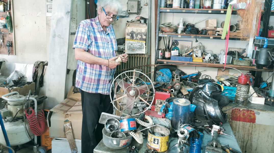Ο κ. Νίκος Αυλωνίτης επισκευάζει μοτέρ, «από οικιακών συσκευών μέχρι υποβρυχίων», στην ίδια διεύθυνση από το 1960/ Φωτογραφία: Φιλίππα Δημητριάδη