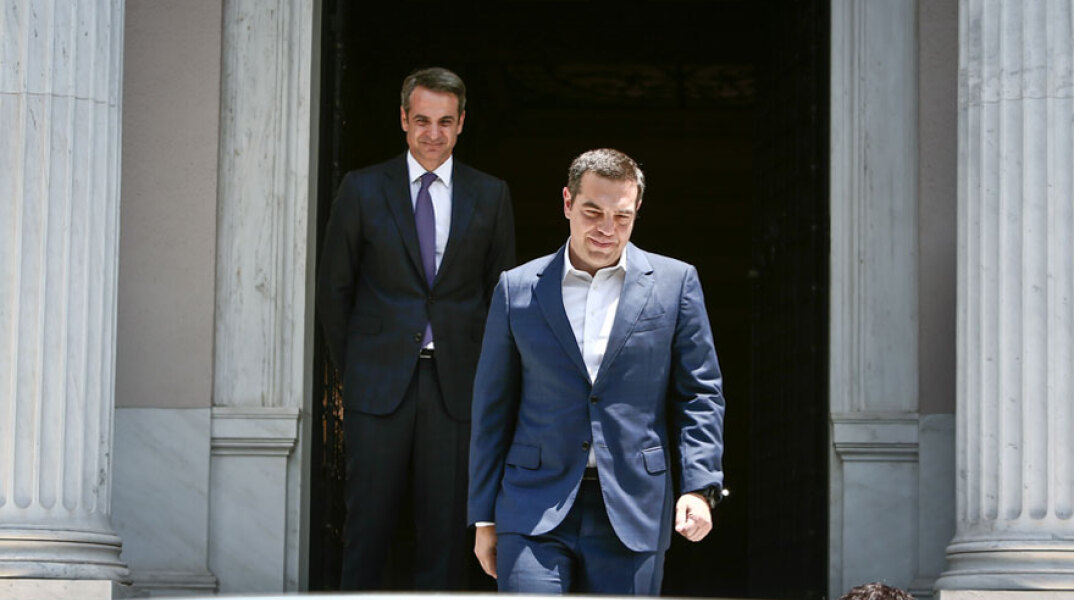 Ο Αλέξης Τσίπρας αποχωρεί από το Μέγαρο Μαξίμου υπό το βλέμμα του νέου πρωθυπουργού Κυριάκου Μητσοτάκη