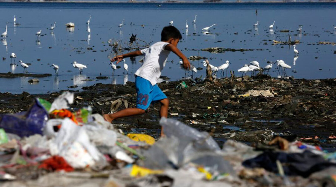 Παραλία γεμάτη πλαστικά στην Ινδονησία