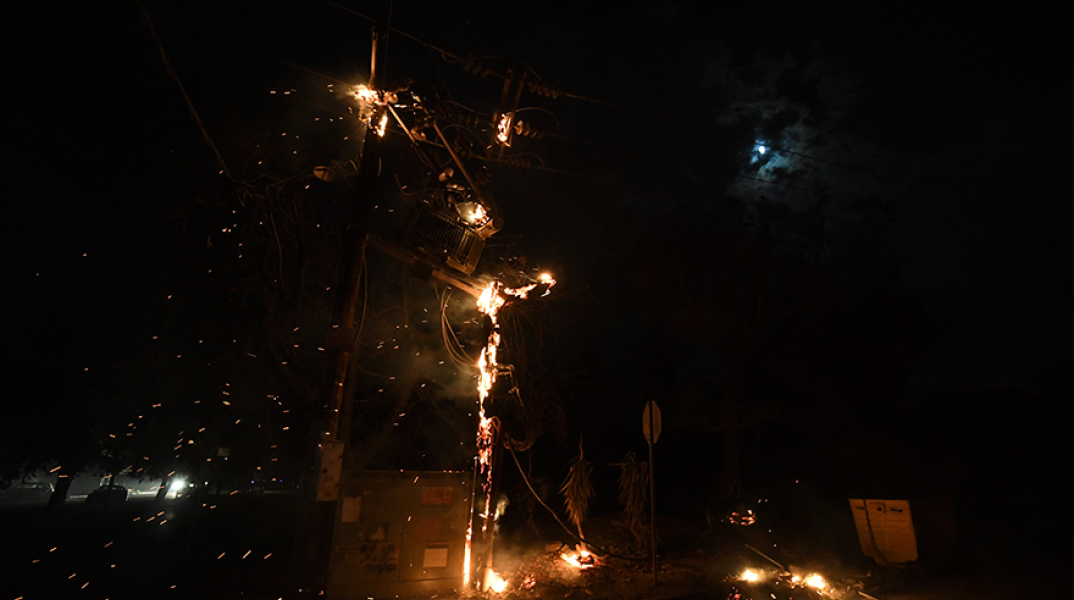 Φωτιά σε κολόνες της ΔΕΗ