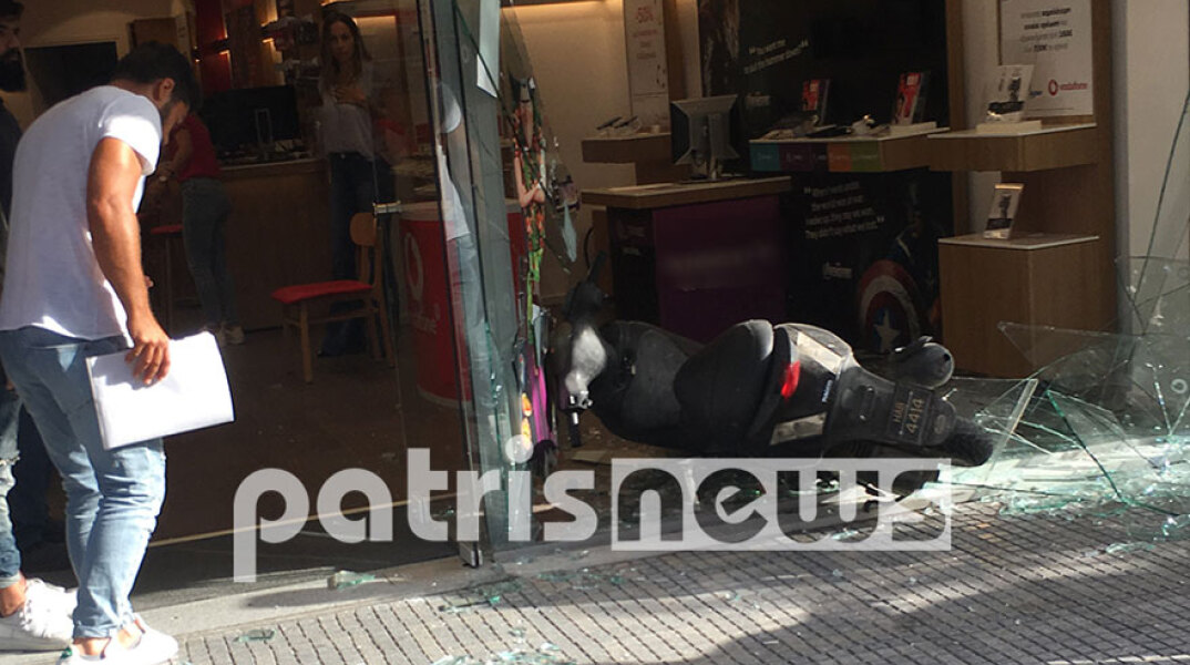 Μηχανή έπεσε σε βιτρίνα καταστήματος στον Πύργο