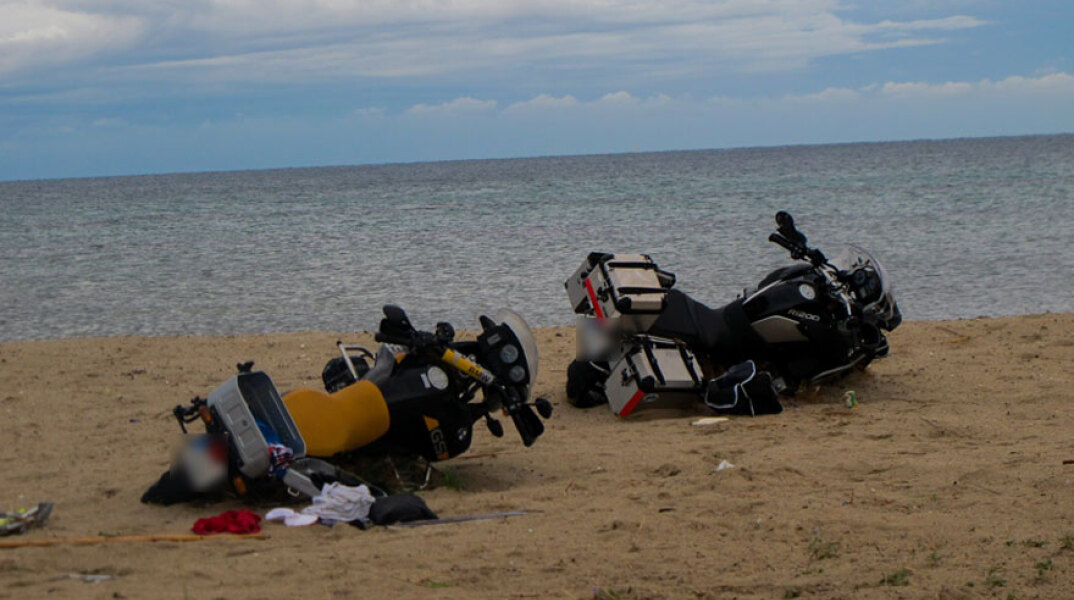 Φονική κακοκαιρία στη Χαλκιδική: Μηχανές θάφτηκαν στην άμμο