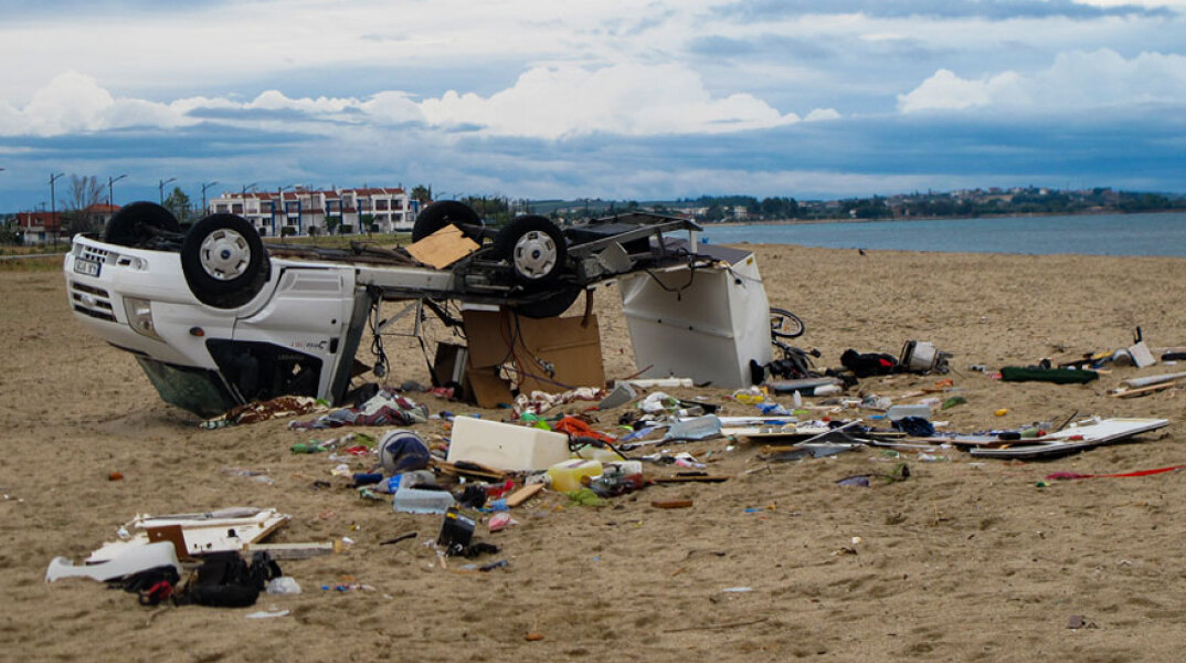 Κατεστραμμένο τροχόσπιτο στη Χαλκιδική - Δύο νεκροί
