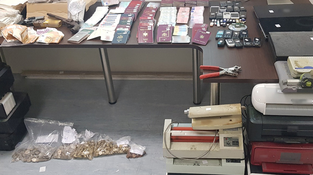 Εργαστήριο κατασκευής πλαστών εγγράφων 