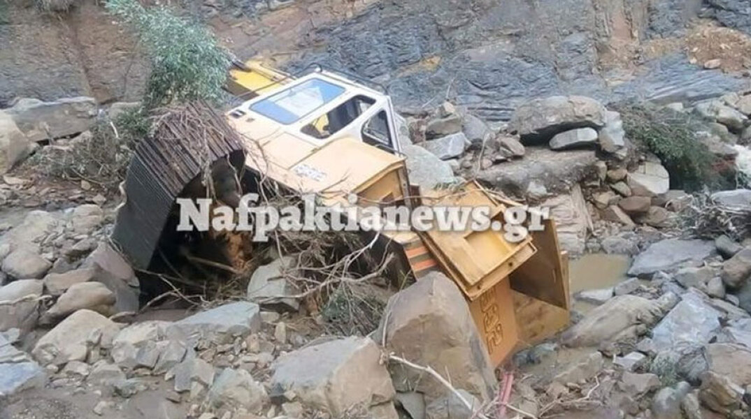 Η κακοκαιρία «έθαψε» εκσκαφέα στη Ναυπακτία