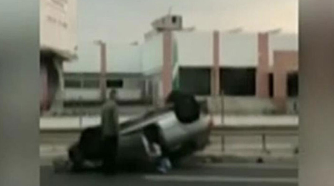 Αναποδογύρισε αυτοκίνητο στην Εθνική Οδό Αθηνών-Λαμίας