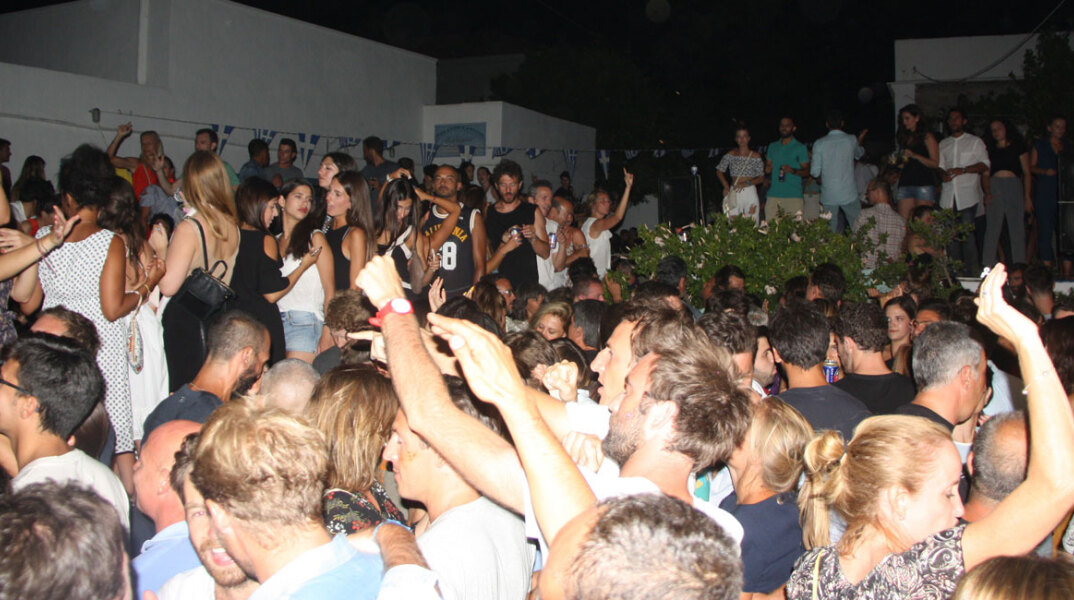 Radio Active, Θοδωρής Παπατσαρούχας, street party,  Σίφνος