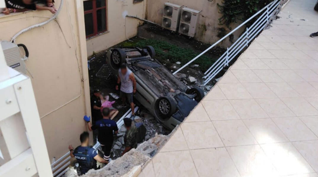 Αλεξανδρούπολη: Αυτοκίνητο έπεσε στον... ακάλυπτο πολυκατοικίας