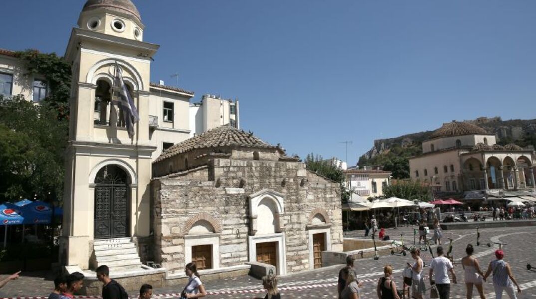 Μικροζημιές στην πλατεία Μοναστηριακίου από τον σεισμό στην Αθήνα