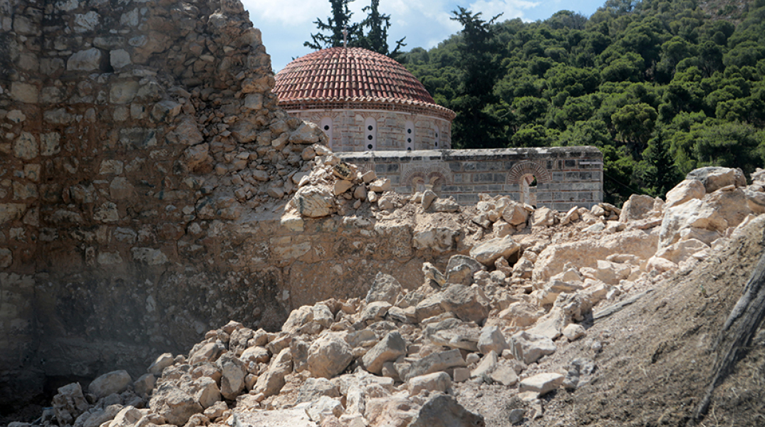 Ζημιές στη Μονή Δαφνίου από τον σεισμό