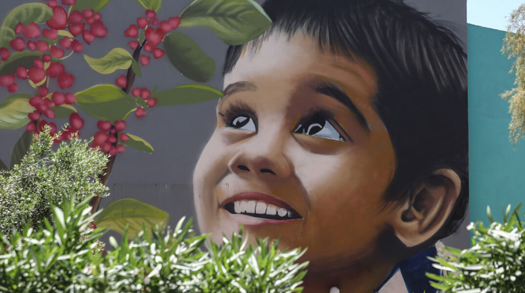 Γκράφιτι του street artist Hambas στο 1ο Δημοτικό σχολείο Ραφήνας, αφιερωμένο στους νεκρούς από την πυρκαγιά © Intime News / Λιάκος Γιάννης