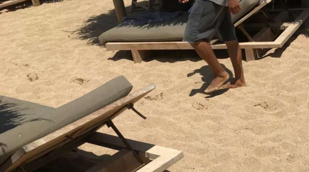 Σερβιτόροι στη Μύκονο υποχρεώνονται να δουλεύουν ξυπόλυτοι 