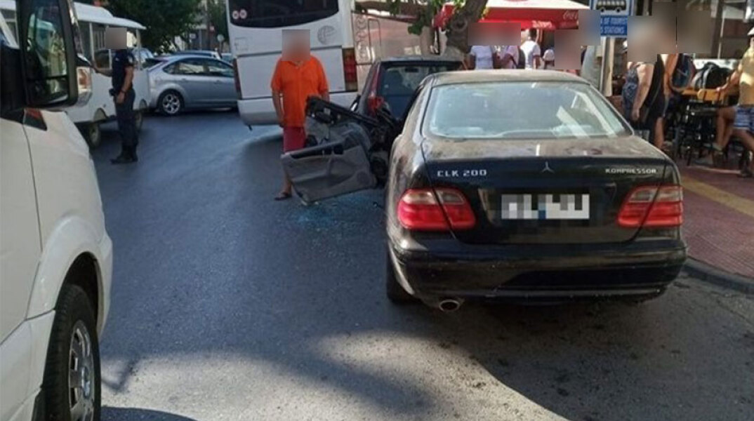 Λεωφορείο «πήρε» την πόρτα αυτοκινήτου στη Χερσόνησο της Κρήτης