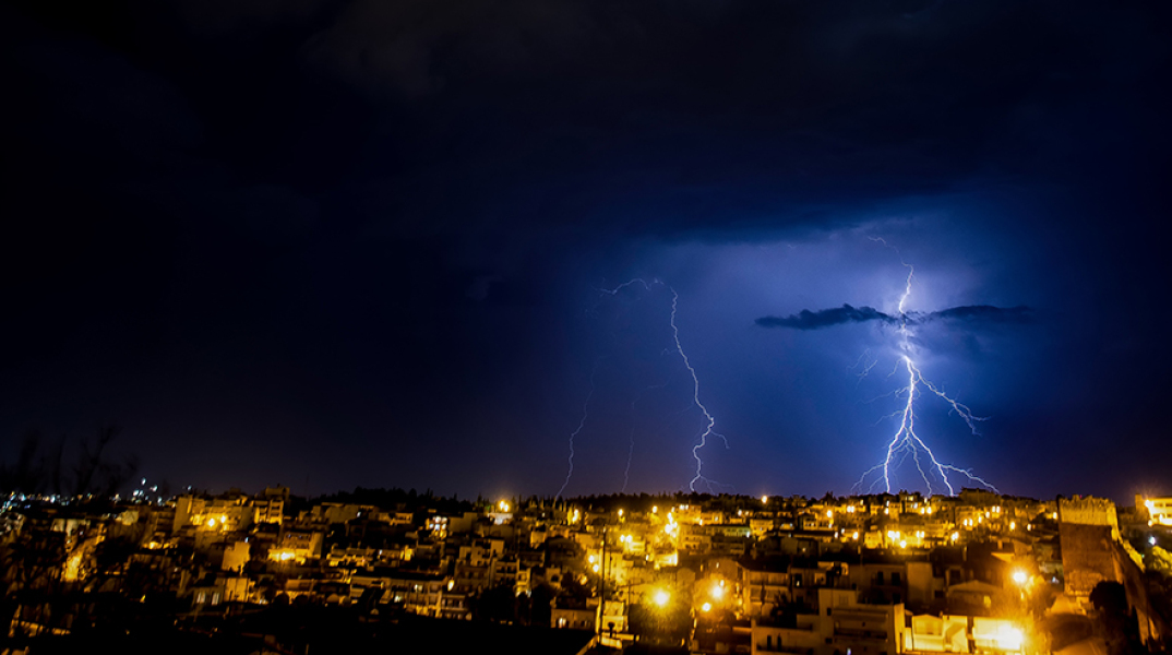 Νυχτερινή καταιγίδα στη Θεσσαλονίκη