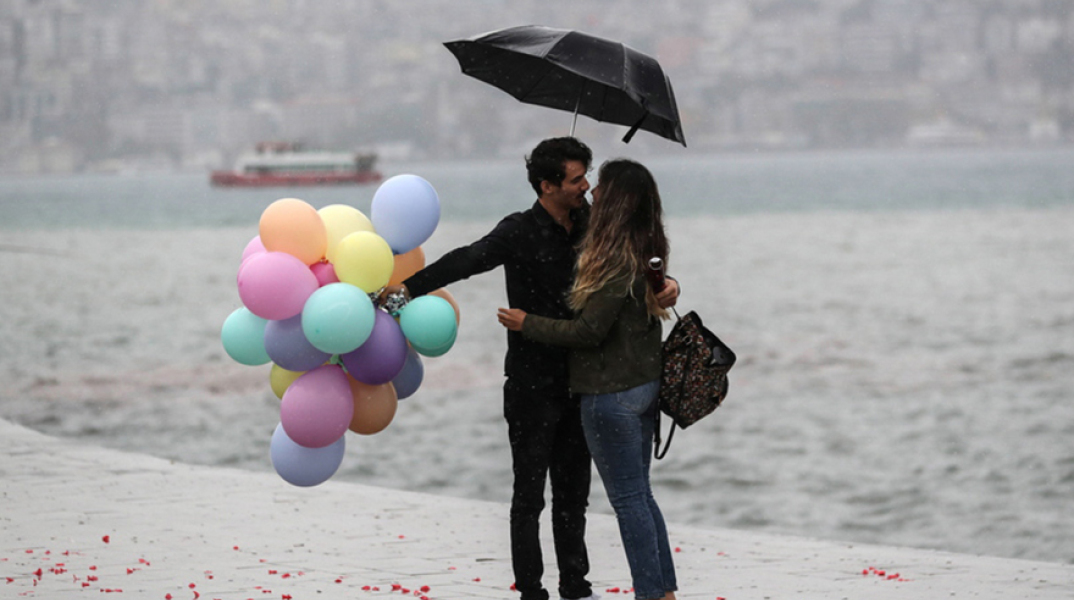 Ζευγάρι στον Βόσπορο κάτω από τη βροχή