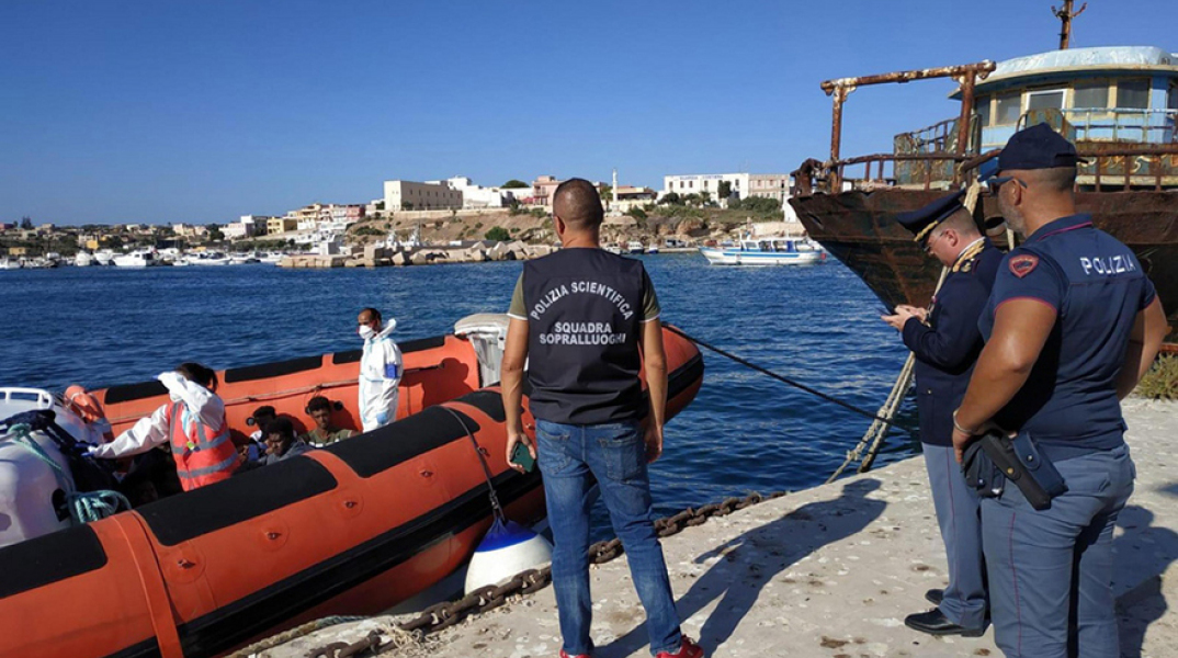 Αποβίβαση ανήλικων μεταναστών στη Λαμπεντούζα