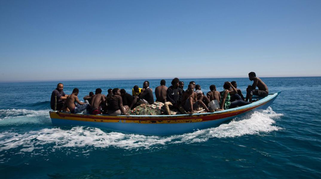 Πλοιάριο με μετανάστες στα ανοιχτά της Λιβύης