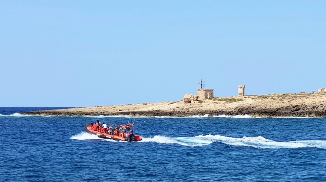 Εθελοντές της Open Arms περισυλλέγουν μετανάστες στη Λαμπεντούζα