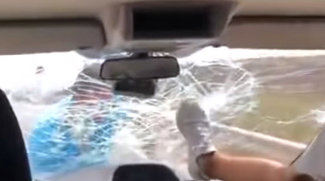 Ο Αλβανός εστιάτορας επιτίθεται στο αυτοκίνητο των τουριστών