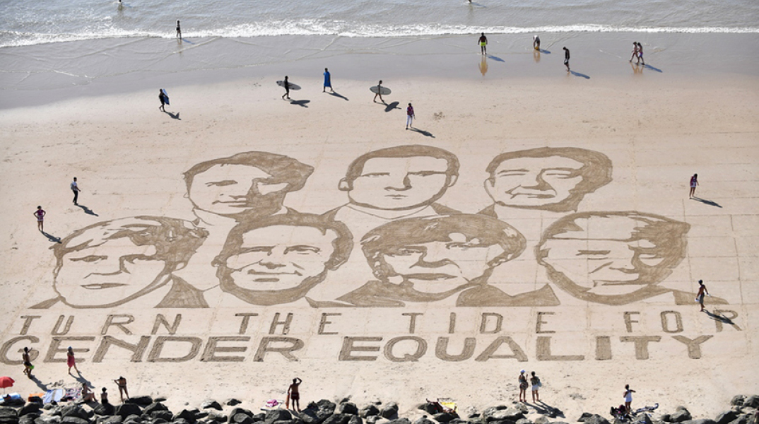 Οι ηγέτες των G7 στην άμμο της Μπιαρίτζ - Δημιούργημα του Γάλλου καλλιτέχνη Σαμ Ντουγαδός στο πλαίσιο της καμπάνιάς του για την ισότητα των δύο φύλων 