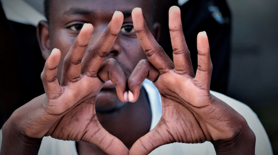 Μετανάστης στο Ocean Viking μετά την ανακοίνωση των ευχάριστων νέων