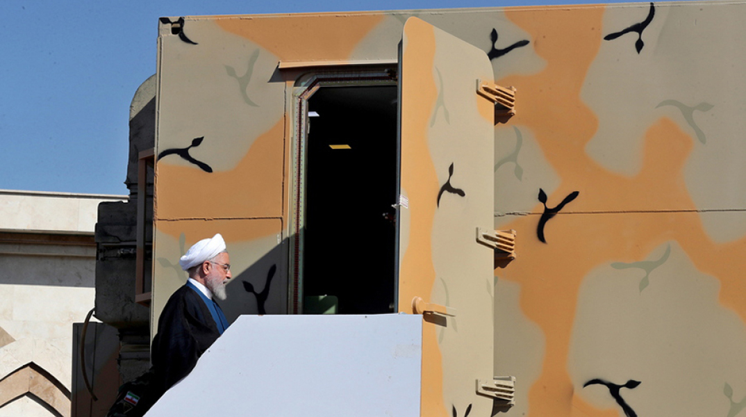  Ο Ιρανος πρόεδρος Χασάν Ροχανί επιθεωρεί το πυραυλικό σύστημα Bavar-373 στις 22 Αυγούστου