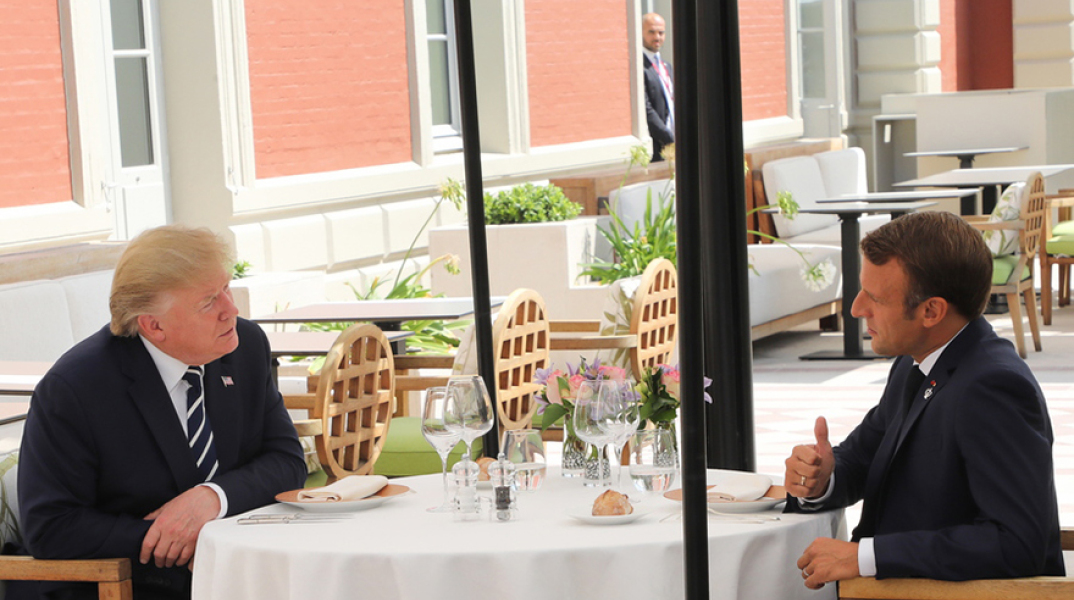 Ντόναλντ Τραμπ κι Εμανουέλ Μακρόν στο εκτός προγράμματος γεύμα τους © EPA/LUDOVIC MARIN 