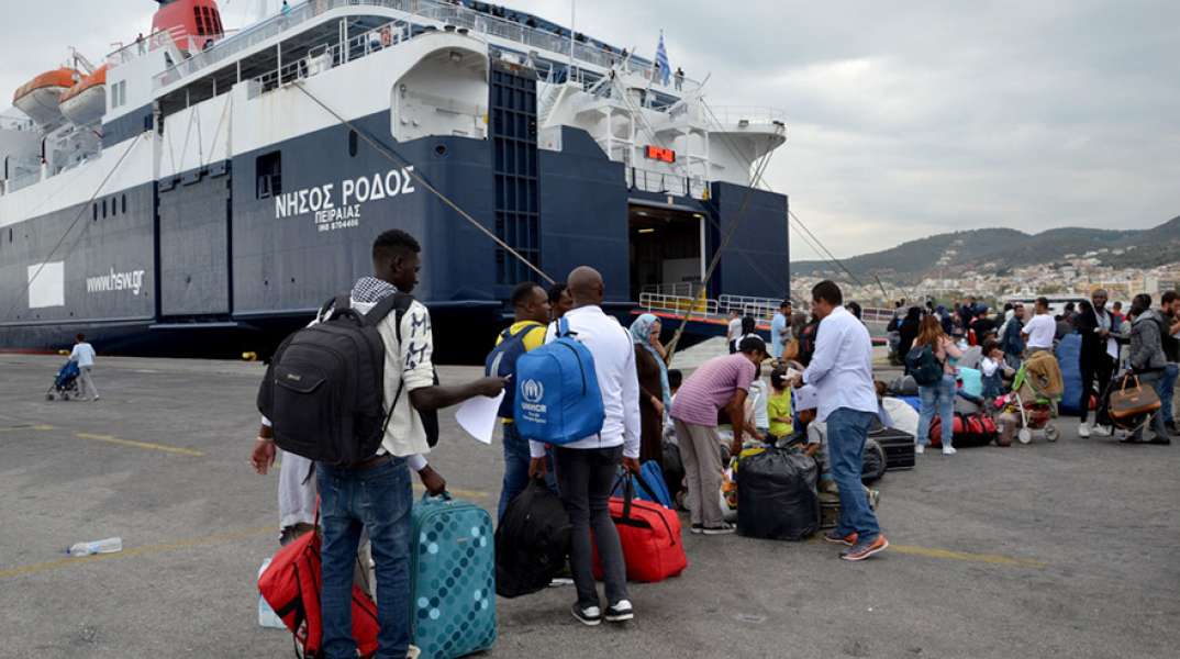 Αναχώρηση προσφύγων από το λιμάνι της Μυτιλήνης