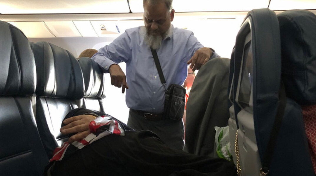 Έμεινε όρθιος στο αεροπλάνο για 6 ώρες προκειμένου να κοιμηθεί η γυναίκα του