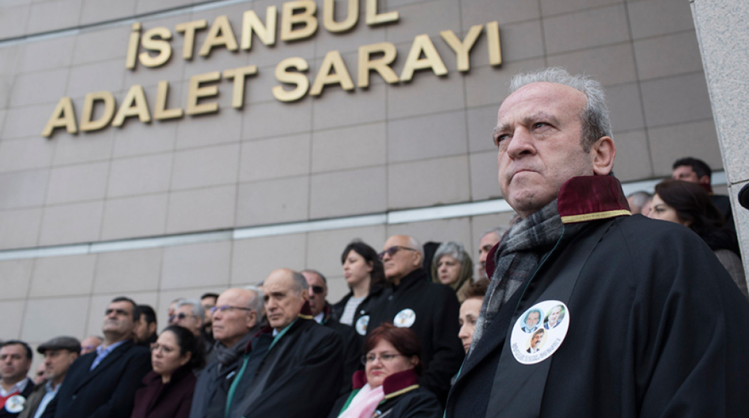 Έξω από τη δίκη των 5 δημοσιογράφων