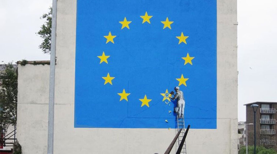 Το έργο του Banksy για το Brexit στο λιμάνι του Ντοβέρ