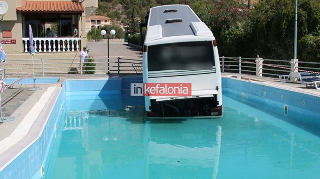 Λεωφορείο έπεσε σε πισίνα ξενοδοχείου στην Κεφαλονιά