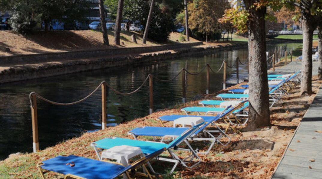 Τρίκαλα: Έβαλαν ξαπλώστρες κατά μήκος του Ληθαίου ποταμού