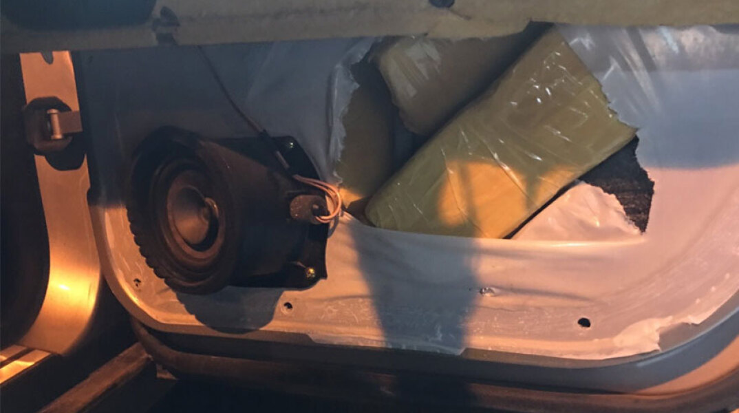 Έκρυβαν 42 κιλά ηρωίνη σε δύο αυτοκίνητα