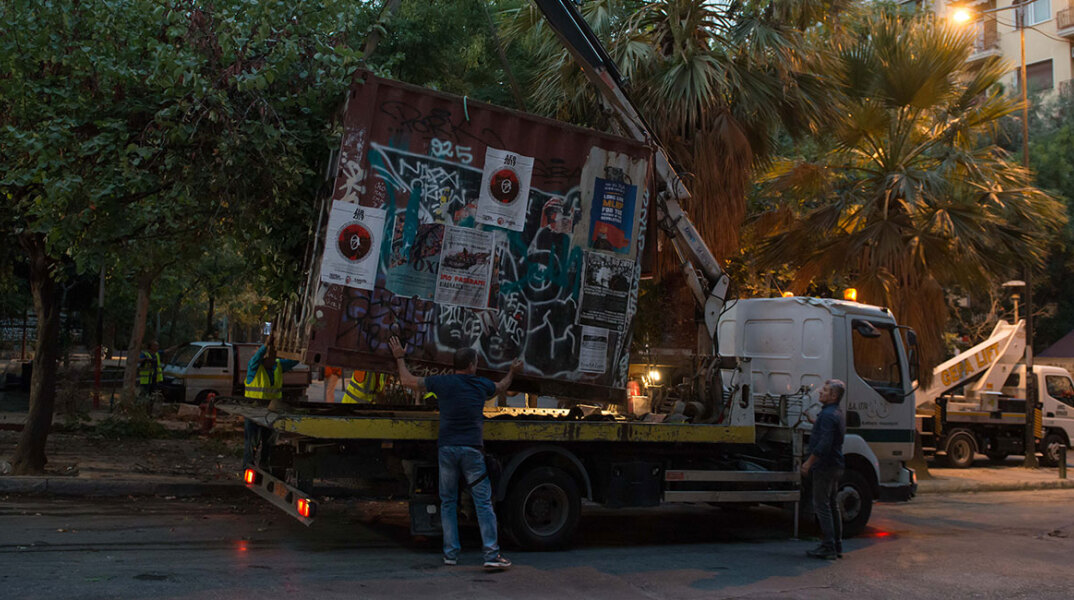 Καθαρισμός της πλατείας Εξαρχείων κι απομάκρυνση του «ΚΕΠ» των αντιεξουσιαστών 