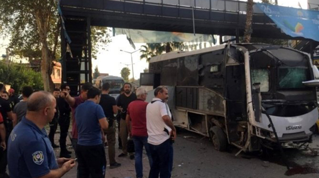 Επίθεση σε λεωφορείο με αστυνομικούς στα Άδανα