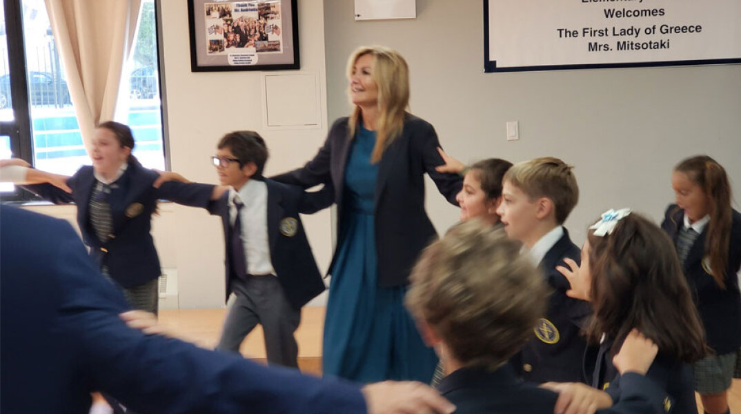 Η Μαρέβα Γκραμπόφσκι-Μητσοτάκη χορεύει παραδοσιακούς χορούς στη Νέα Υόρκη