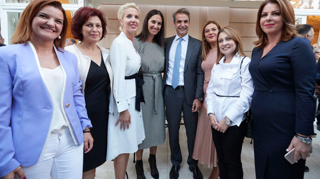    Ο πρωθυπουργός Κυριάκος Μητσοτάκης με τους 80 νεοεκλεγέντες βουλευτές της ΝΔ