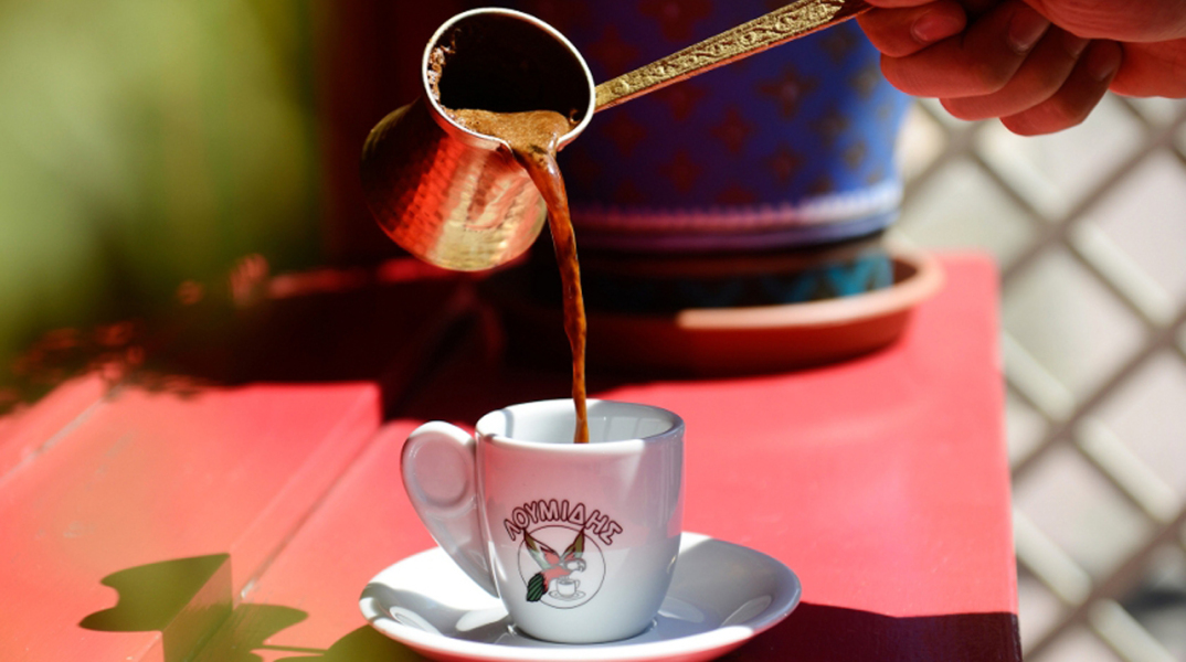 Ο Λουμίδης Παπαγάλος γιορτάζει και κερνάει τον καφέ σας