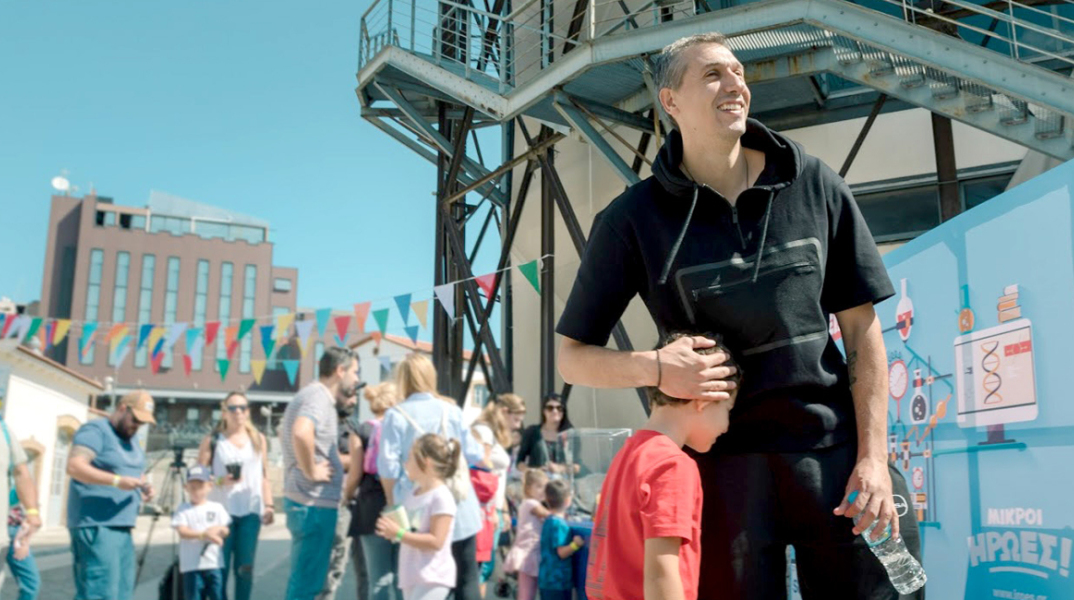 Ο Δημήτρης Διαμαντίδης, μαζί με έναν «Μικρό Ήρωα», στο μεγαλύτερο παιδικό φεστιβάλ της πόλης για παιδιά.