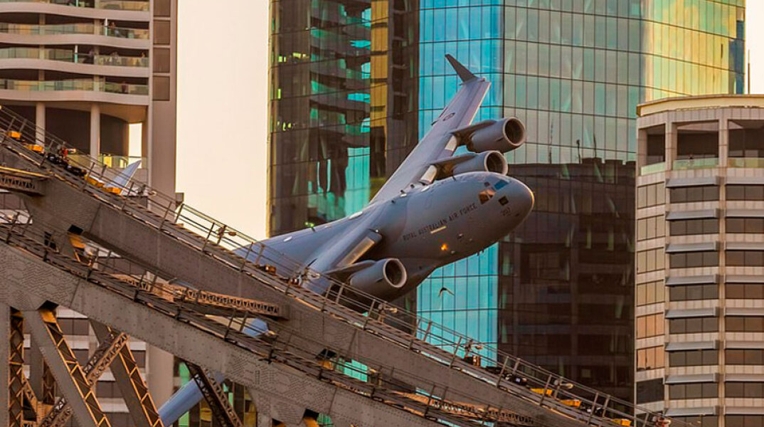 Αυστραλία: Μεταγωγικό πολεμικό αεροσκάφος σε ελιγμούς που κόβουν την ανάσα στην πόλη Μπρίσμπεϊν