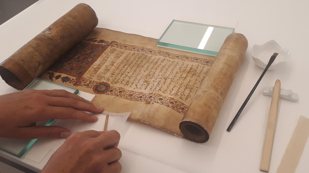 Συντήρηση χειρογράφου ©ΕΒΕ