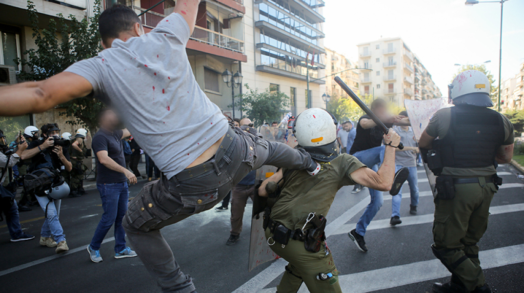 Συμπλοκές διαδηλωτών - ΜΑΤ