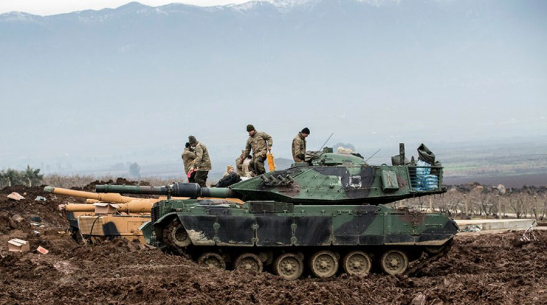 Τουρκικά τανκς στα σύνορα με τη Συρία