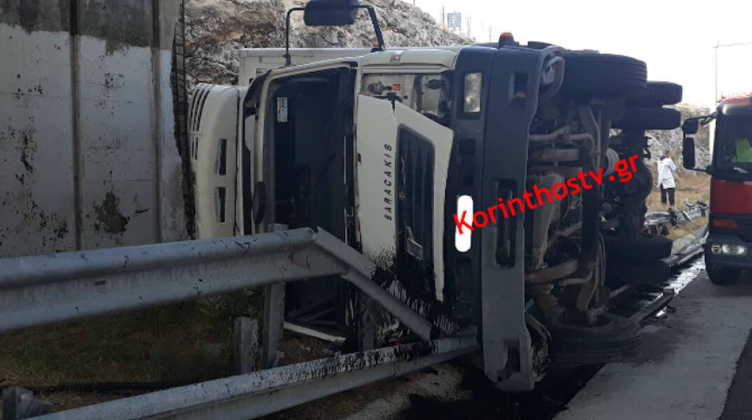 Ανατροπή φορτηγού στην Αθηνών-Κορίνθου