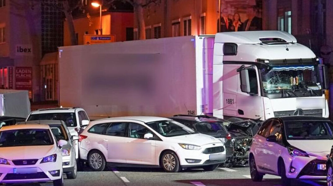 Σκηνές πανικού στη Γερμανία, όταν φορτηγό παρέσυρε αυτοκίνητα