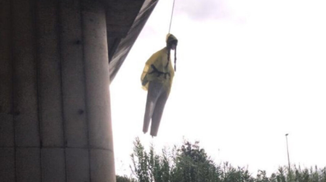 Το ομοίωμα της Γκρέτα Τούνμπεργκ που κρέμασαν οι «ξύπνιοι» από γέφυρα στη Ρώμη